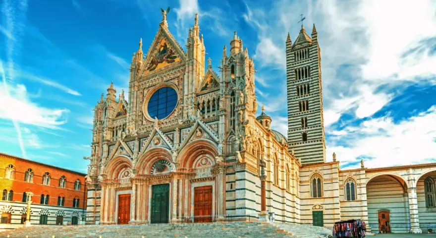 Magnifico Duomo di Siena, un capolavoro gotico. L'ingresso gratuito ti invita a scoprire la sua bellezza.