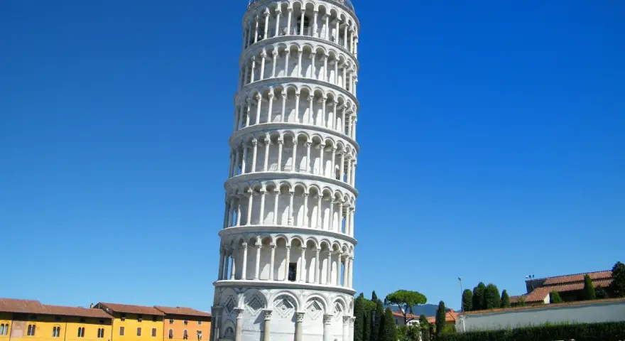 Il **schiefe Turm von Pisa** si ergege con la sua inclinazione iconica sotto un cielo azzurro, circondato da turisti che ammirano la sua bellezza.