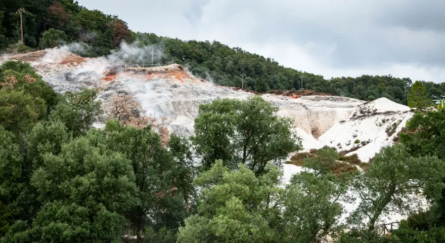 Fumarole e rocce bianche a Monterotondo Marittimo, un paesaggio unico da scoprire.
