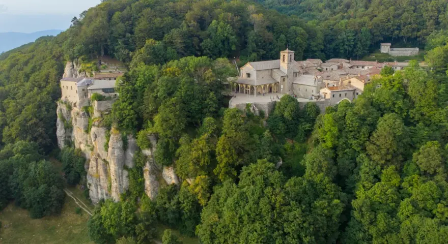 Il Santuario di La Verna, arroccato su uno sperone roccioso, domina la foresta circostante.