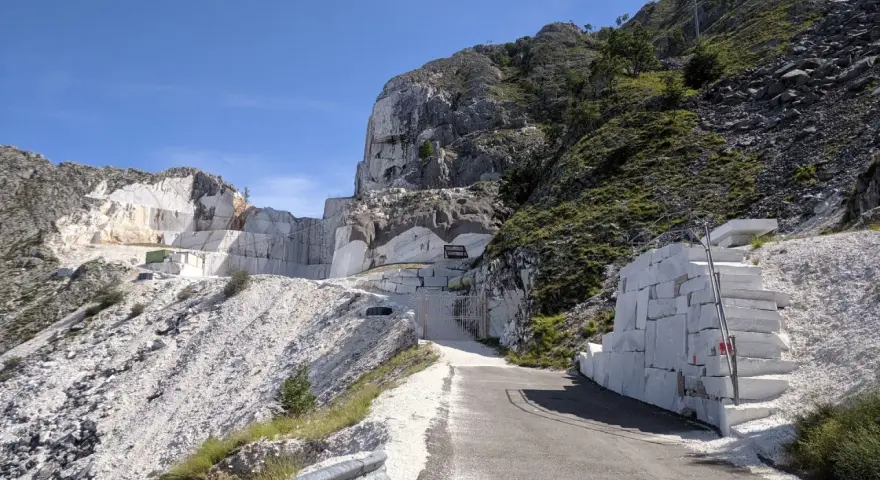 Una cava di marmo con un imponente passo del vestito di blocchi di pietra bianca.