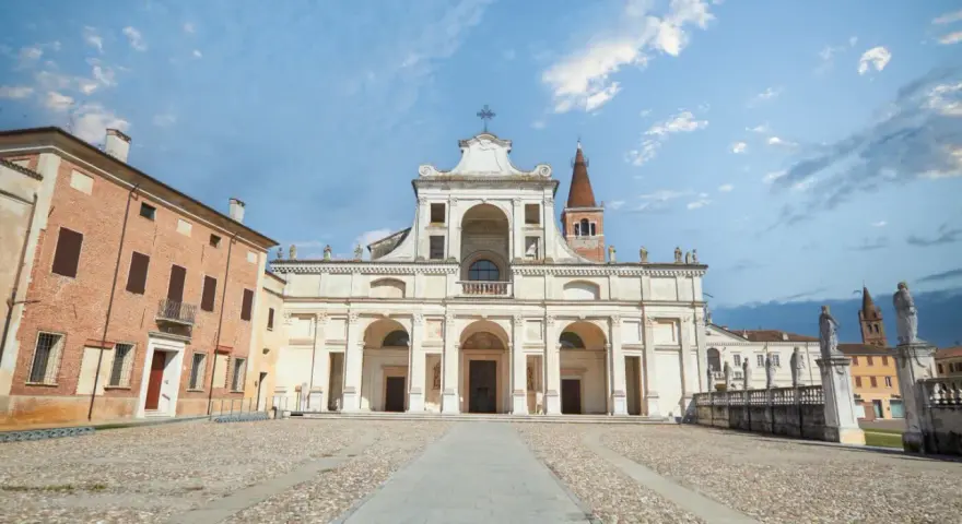 Piazza antistante la Basilica di San Benedetto Po, con la sua imponente facciata e il campanile.