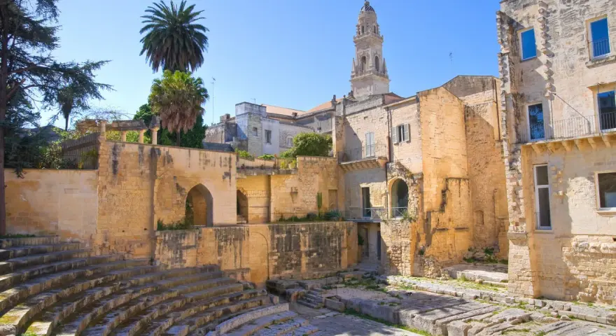 Antico anfiteatro romano e campanile a Lecce. Un luogo da scoprire per capire cosa vedere a Lecce.