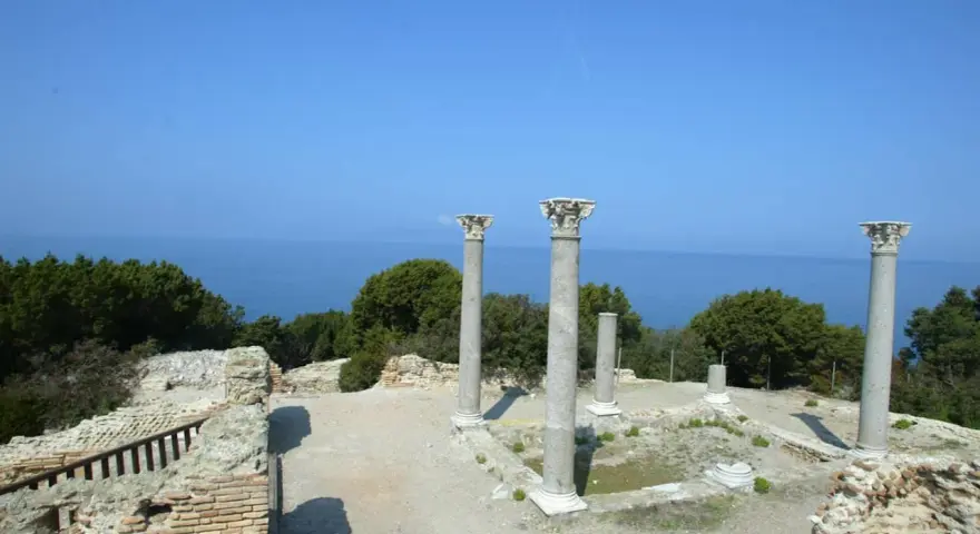 Rovine antiche con colonne si affacciano sul mare blu intenso, un paesaggio suggestivo sull'isola di Giannutri.