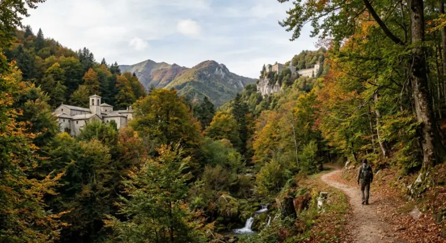 Sentiero nel Parco Nazionale delle Foreste Casentinesi Monte Falterona e Campigna, con un escursionista che cammina tra boschi autunnali e antichi edifici storici.