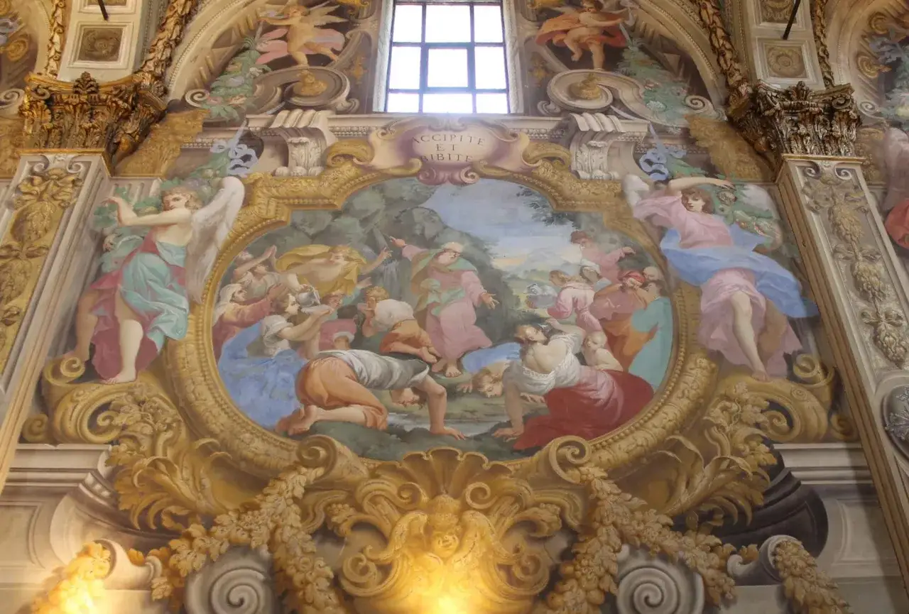 Affresco nella Certosa di Calci: angeli e figure bibliche in un tripudio dorato.