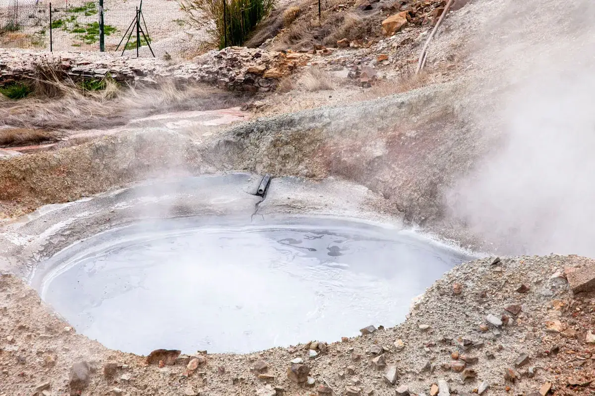 Fumarole a Monterotondo Marittimo: cosa vedere in questo paesaggio geotermico unico, con pozze di fango bollente e vapore che sale.