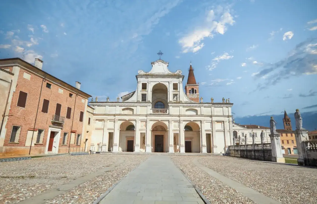 Piazza antistante la Basilica di San Benedetto Po, con la sua imponente facciata e il campanile.