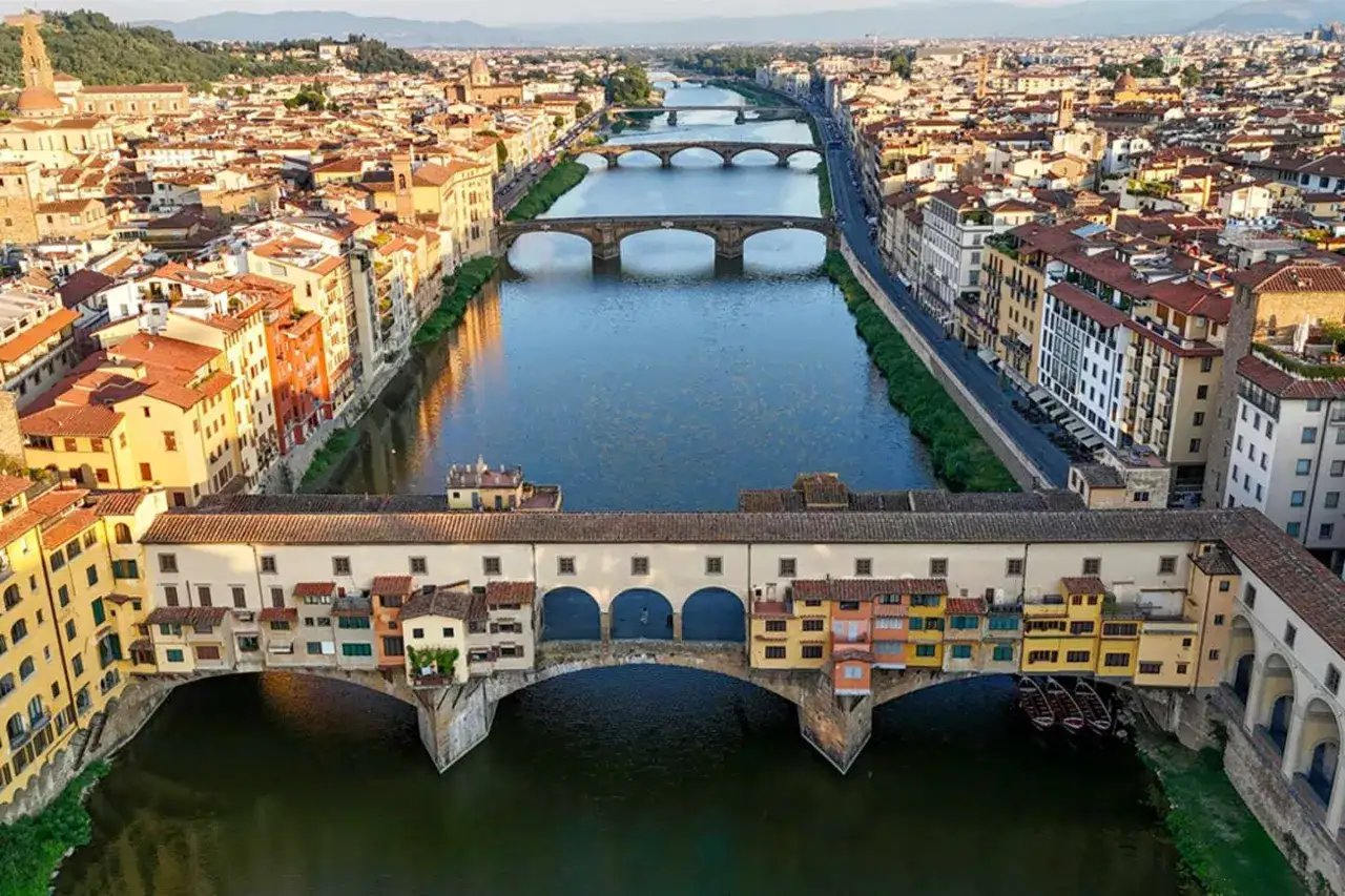 Un itinerario Firenze 1 giorno perfetto: Ponte Vecchio, l'Arno e la città che si estende all'orizzonte.