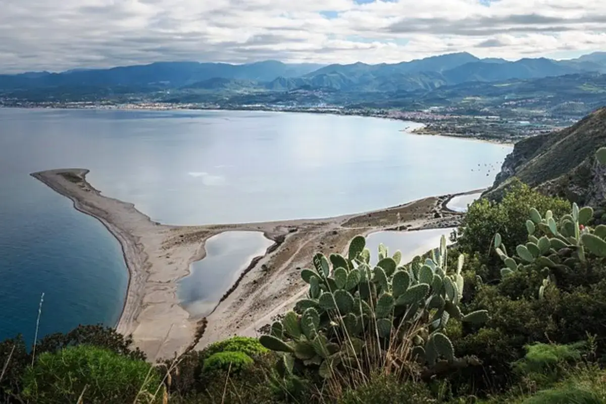 Vista panoramica del santuario di Tindari, con la sua spiaggia a forma di lingua e i laghetti salmastri.