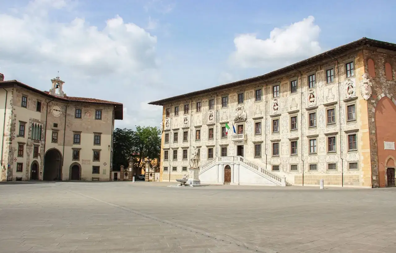 La Piazza dei Cavalieri a Pisa, con i suoi palazzi storici e la scalinata monumentale, è un luogo di grande fascino.