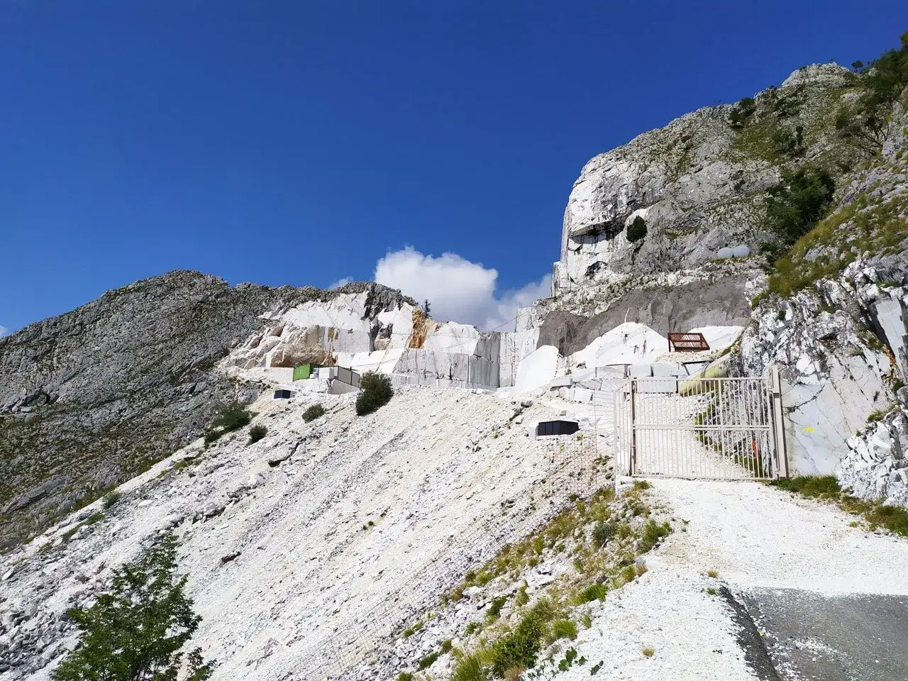Cava di marmo con un cancello aperto, sembra un passo del vestito bianco su una montagna.