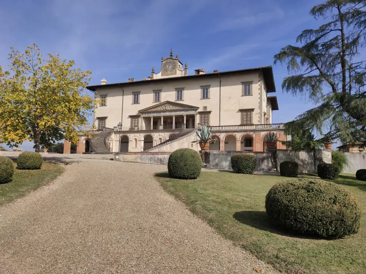 Villa Medicea di Poggio a Caiano, con la sua imponente facciata, scalinate e giardini curati, sotto un cielo azzurro.
