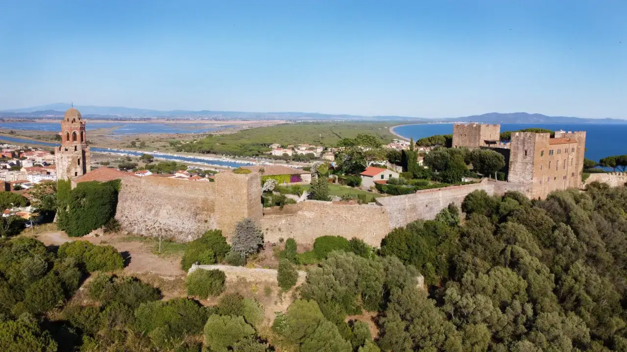 Rocche e torri medievali, un borgo pittoresco e il mare blu: ecco cosa vedere vicino a Castiglione della Pescaia, un luogo incantevole.
