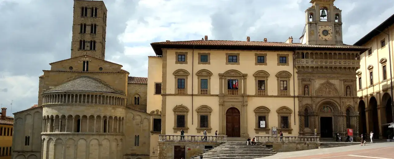 Piazza del Duomo ad Arezzo, con la cattedrale romanica e il palazzo giallo. Vale la pena visitare Arezzo per la sua storia e architettura.