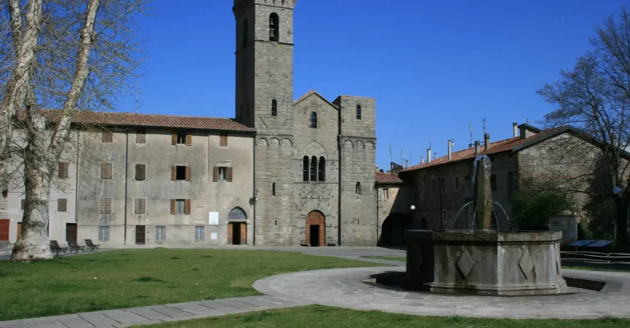 Fontana e torre campanaria dell'abbazia San Salvatore. Cosa vedere: un luogo storico e suggestivo.