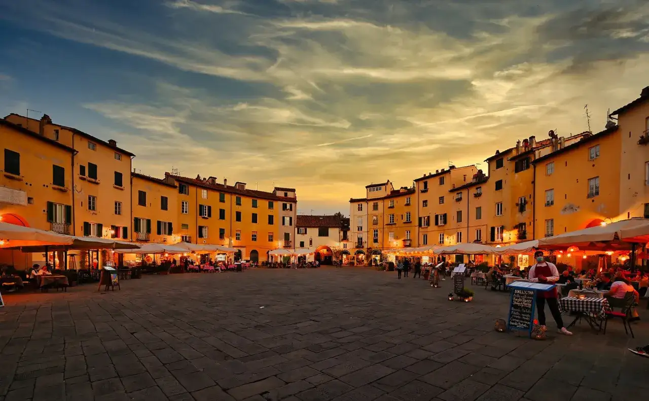 Piazza dell'Anfiteatro a Lucca, con i suoi ristoranti all'aperto, offre tante cose da fare. Goditi la cena al tramonto in questa cornice unica.