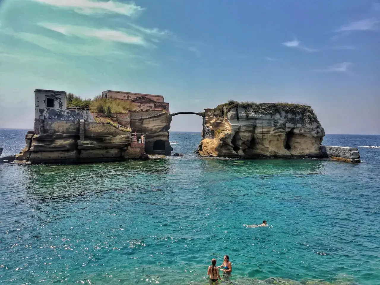 L'isola di Gaiola, con le sue rovine suggestive e il mare cristallino, invita a un tuffo rinfrescante.