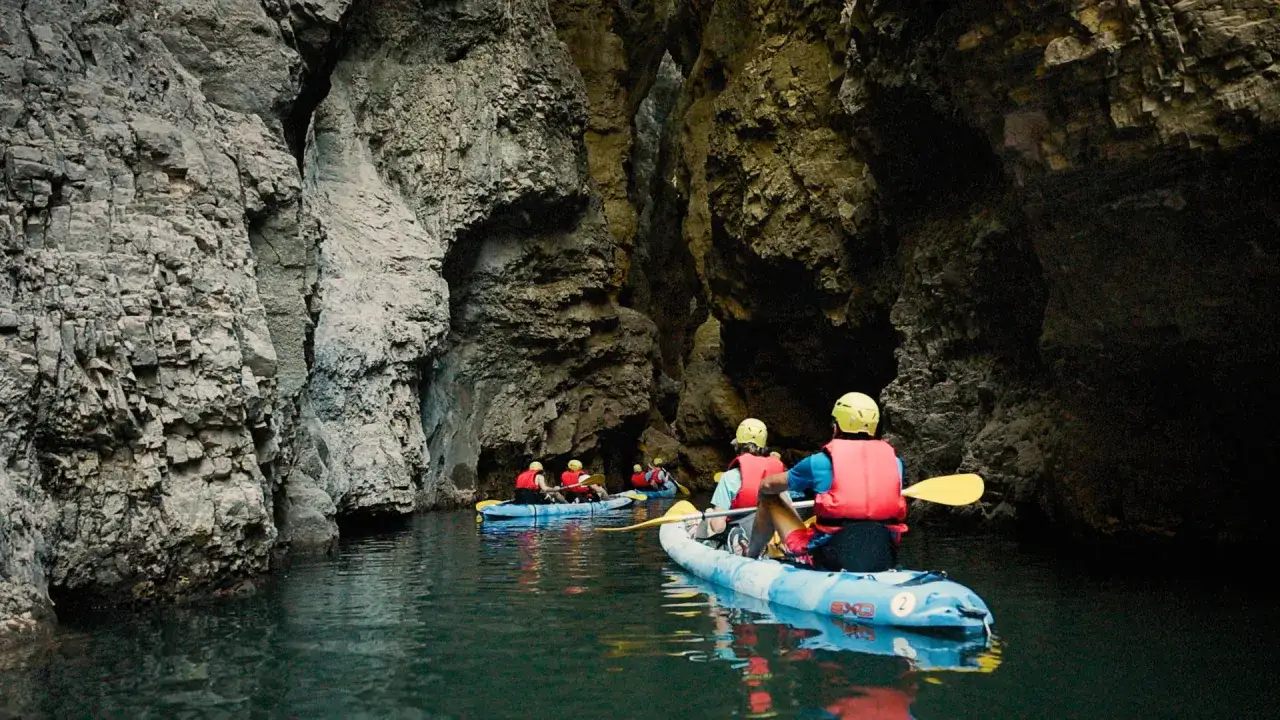 Kayak nel Val di Non, navigando tra imponenti pareti rocciose che creano un suggestivo canyon.