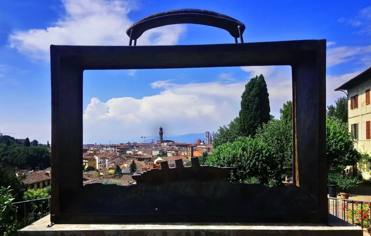 Cornice di un valigia con vista su Firenze, un'opera d'arte che incornicia il panorama del giardino delle rose firenze.