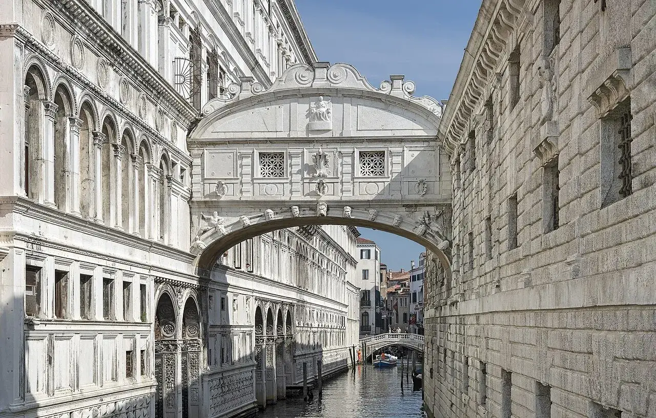Il Ponte dei Sospiri a Venezia, con la sua architettura barocca, collega il Palazzo Ducale alle prigioni.