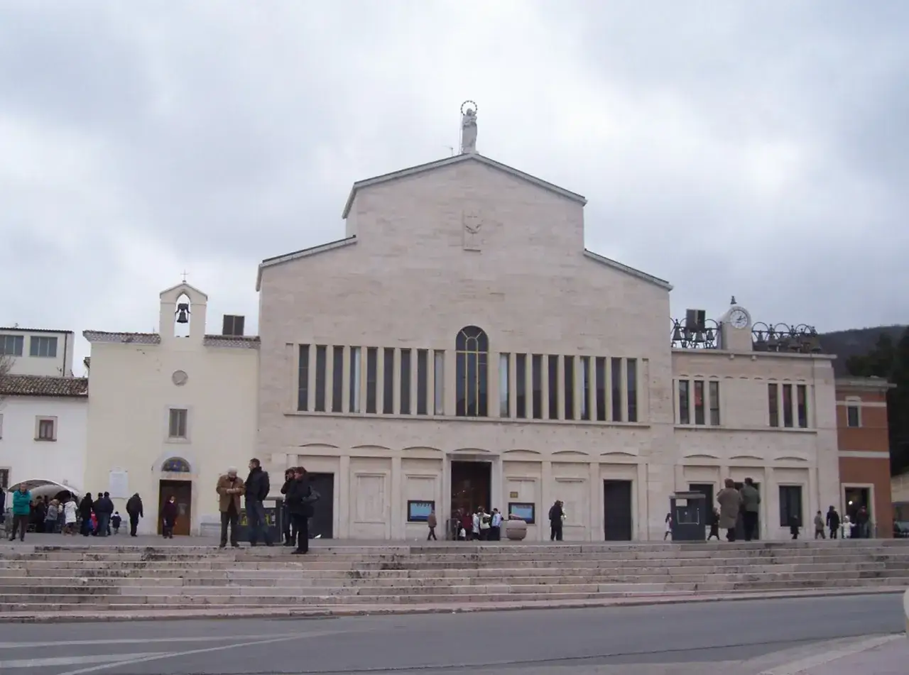 Il santuario di San Pio da Pietrelcina a San Giovanni Rotondo, con la sua imponente facciata in pietra e la statua della Madonna in cima.