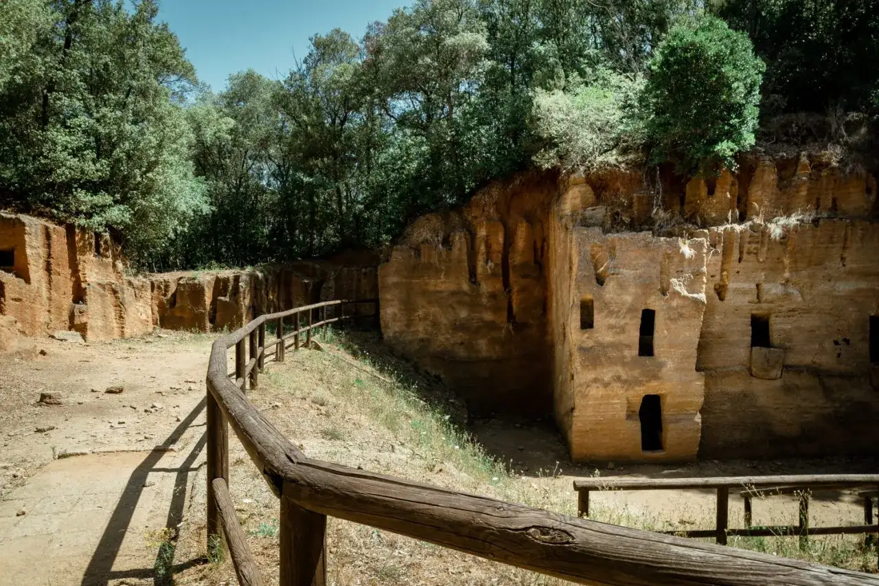 Antiche tombe etrusche scavate nella roccia, un luogo suggestivo da scoprire tra i baratti cosa vedere.