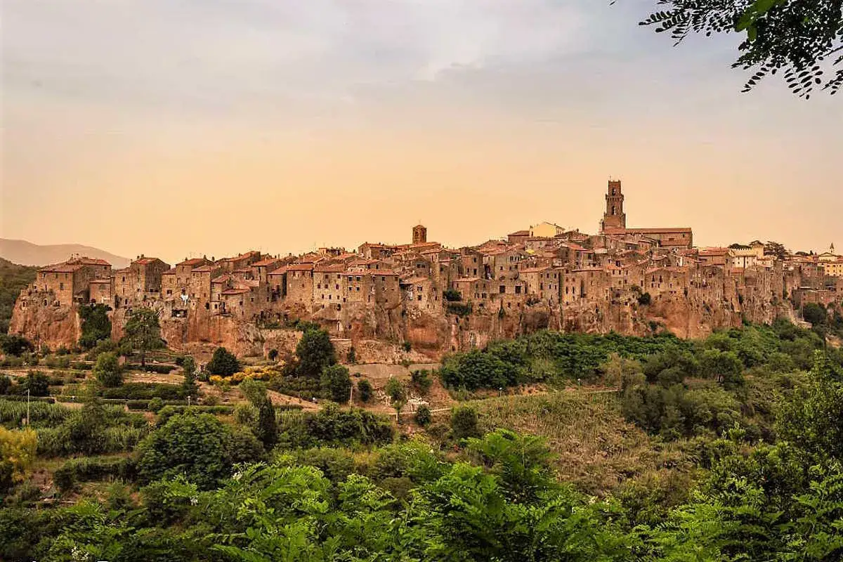 Pitigliano, un borgo arroccato su una rupe tufacea, &egrave; una delle meraviglie da scoprire tra le cose da vedere vicino Pisa.