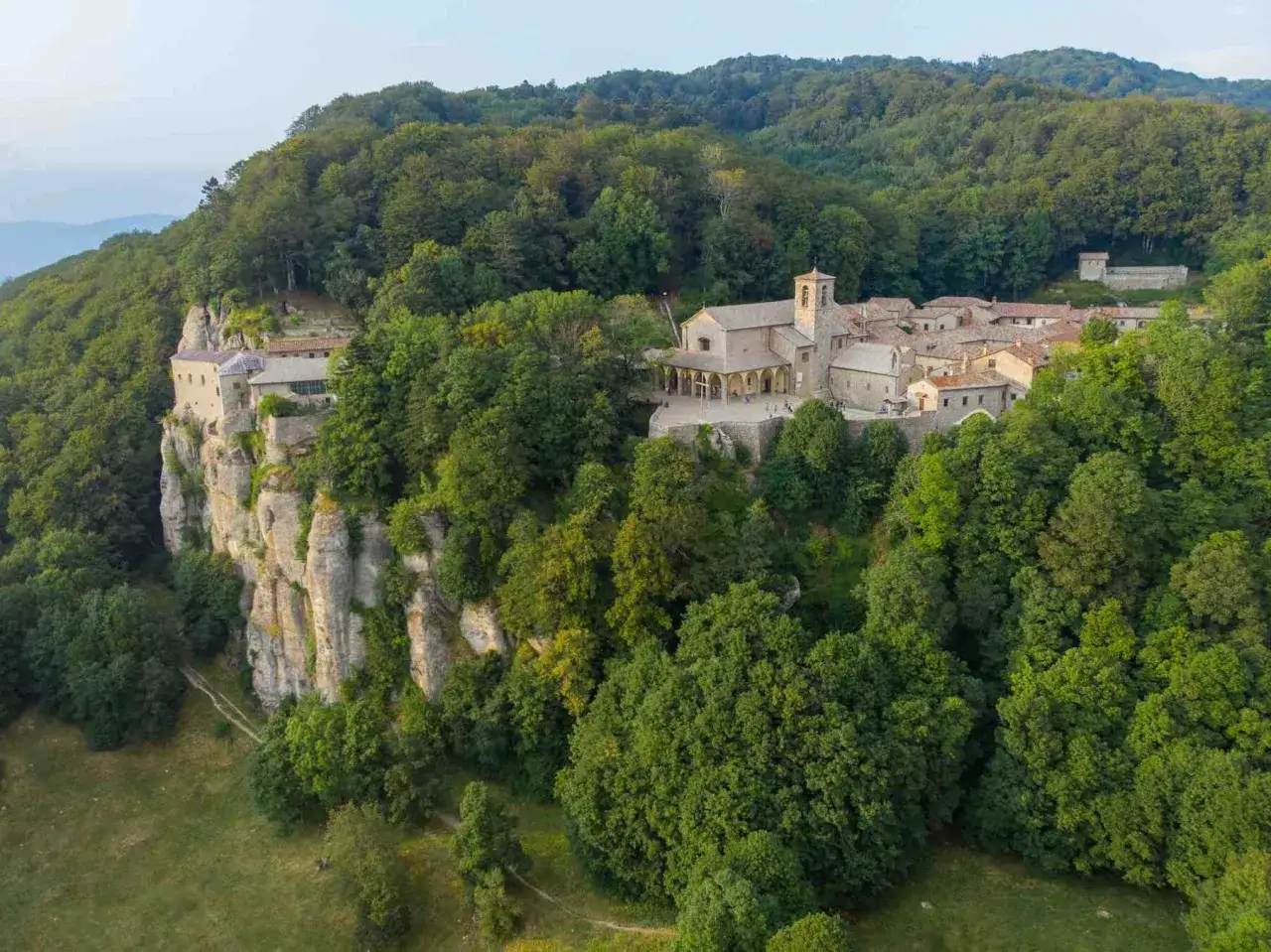 Il Santuario della Verna, dove si trova, è arroccato su una rupe imponente, circondato da una fitta foresta.