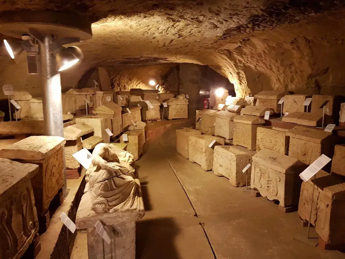 Antiche urne etrusche e sarcofagi nel sottosuolo, un tesoro archeologico che ricorda il duomo di Chiusi.