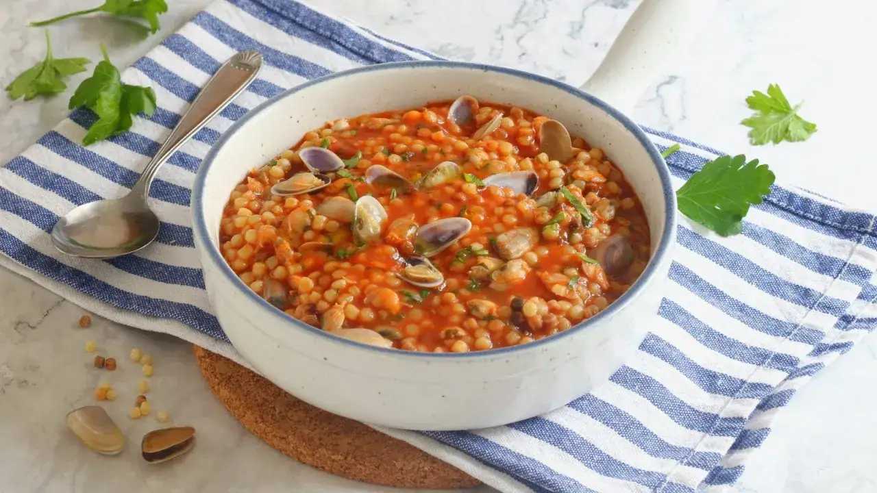 Un piatto di fregola ai frutti di mare, un'ottima idea su cosa fare a Cagliari per gustare sapori autentici.