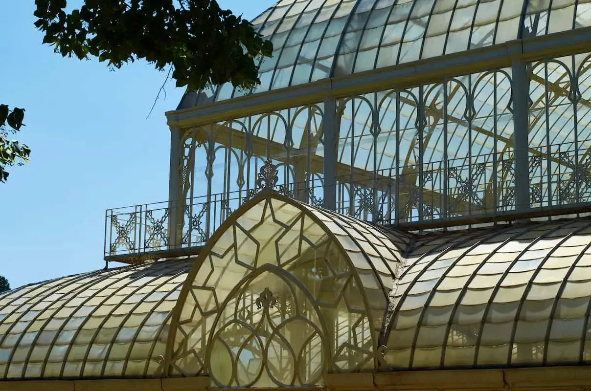 Serra in vetro con dettagli decorativi, parte del giardino orticoltura Firenze.