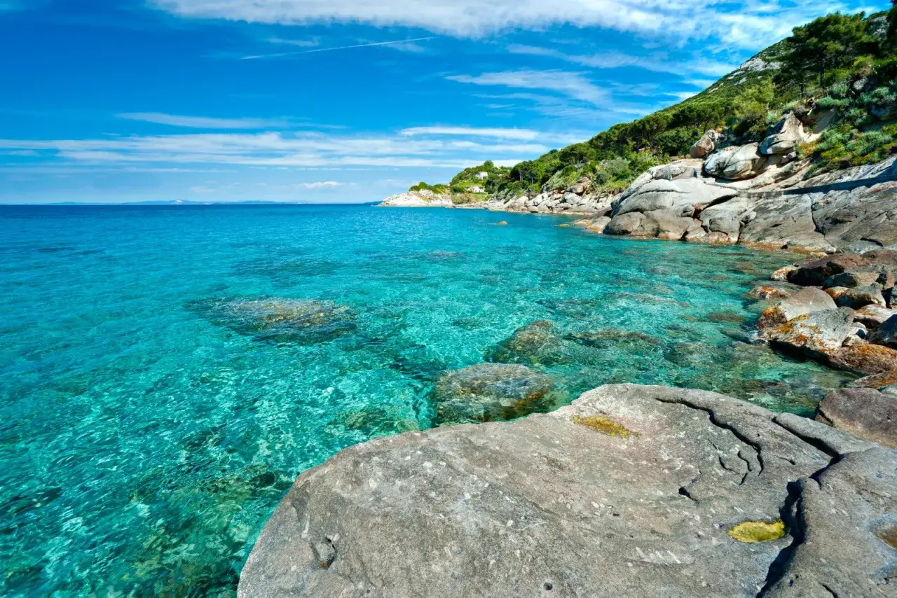 Acque cristalline e scogliere rocciose, un angolo di mare vicino Firenze dove la natura regna sovrana.