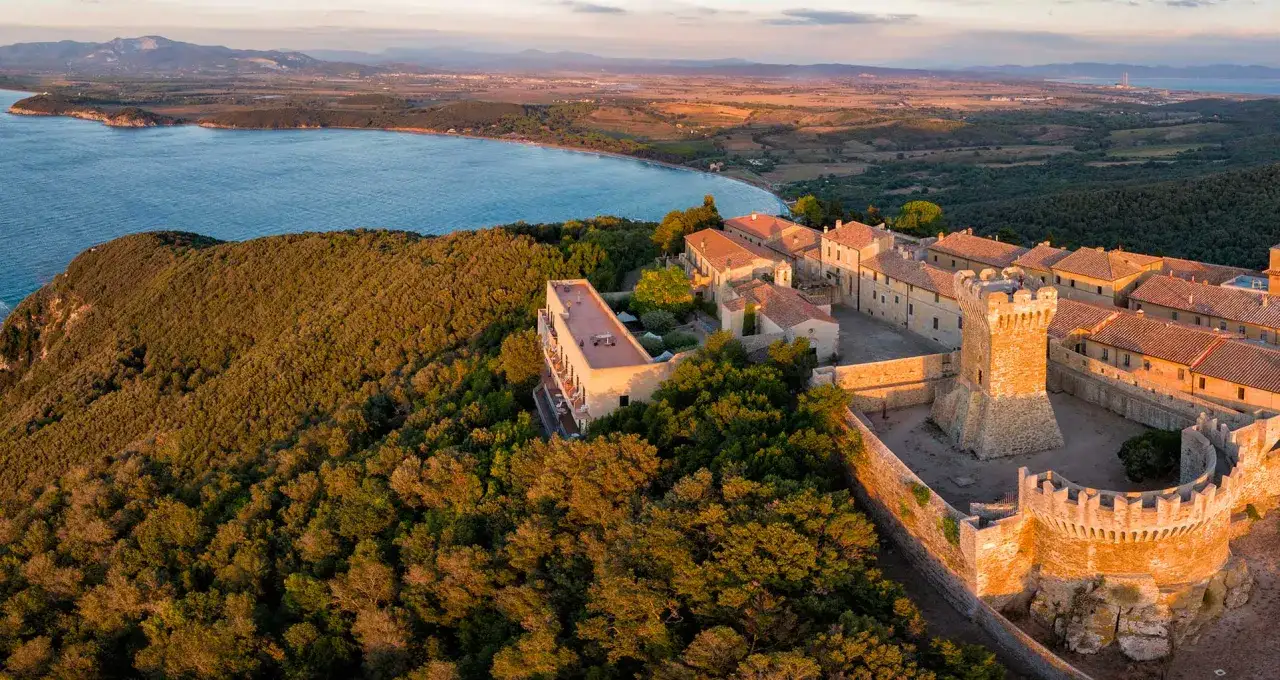 Rocche e borghi storici, cosa vedere a Populonia: un castello medievale domina la costa toscana bagnata dal mare.