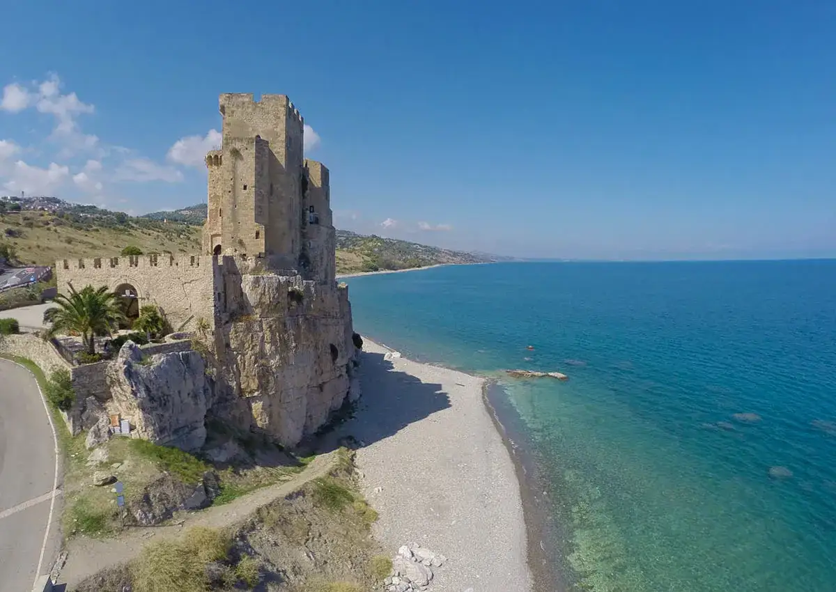 Antico castello a picco sul mare cristallino della costa ionica Calabria.