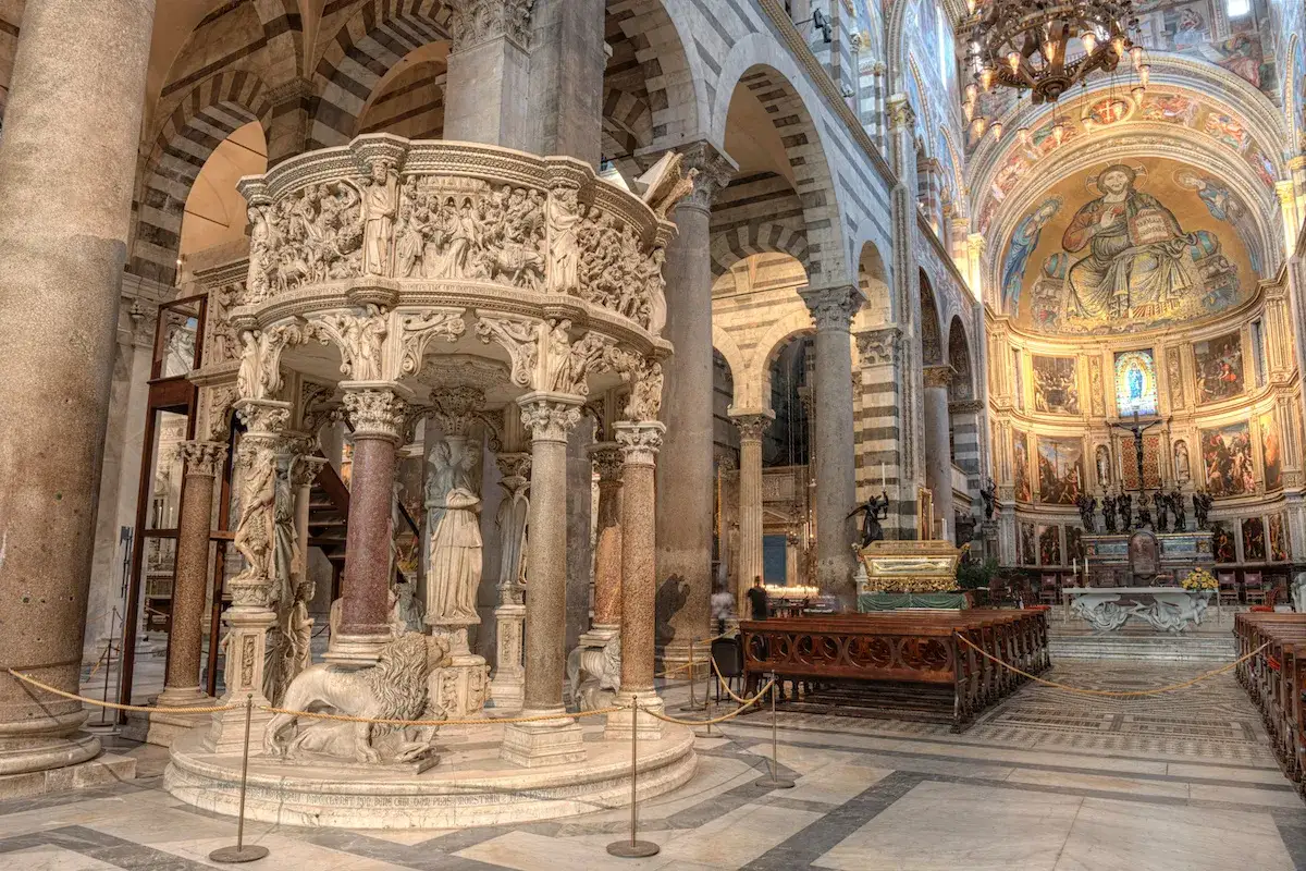 Interno della cath&eacute;drale de Pise, con pulpito scolpito, leoni e mosaico dell'abside.