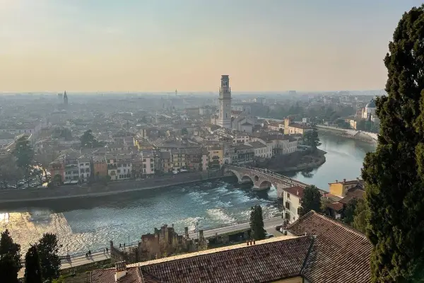 Vista panoramica di Verona con l'Adige e Ponte Pietra. Perfetto per scoprire cosa vedere a Verona in due giorni.
