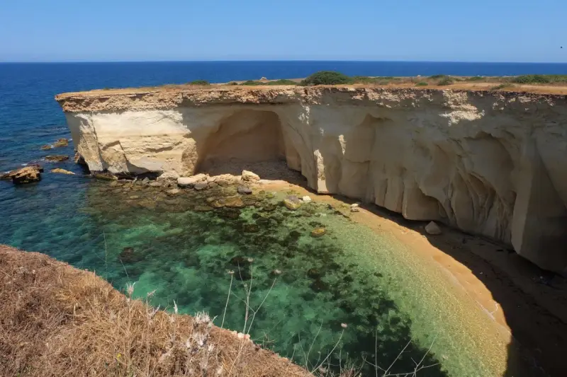 La spiaggia della Pillirina, con le sue acque cristalline e le suggestive grotte scavate nella roccia calcarea, offre uno scenario naturale mozzafiato.