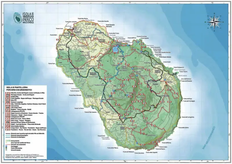 Mappa escursionistica dell'isola di Pantelleria, dove si trova il Parco Nazionale. Indica sentieri, punti informativi e aree archeologiche.